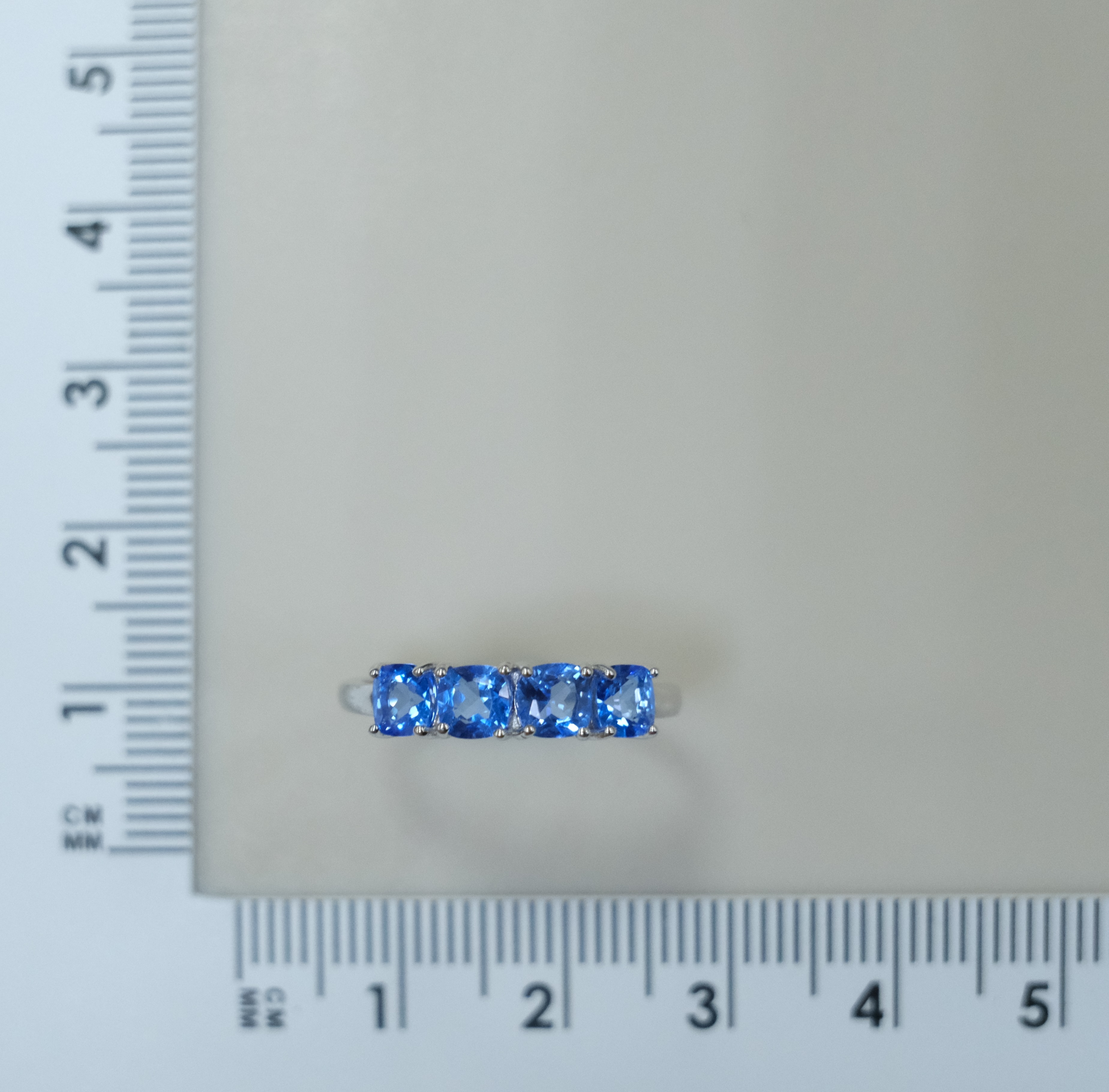 Серебряное кольцо с топазами Индиго